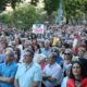 Multitud de personas en concentración en Palencia con pancarta de apoyo a Ceuta