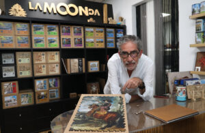 Diseñador mostrando un puzle artesanal en su taller LaMoonDa