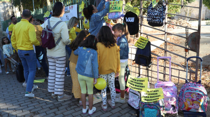 Familias y niños protestan por la construcción del nuevo colegio en Dueñas.
