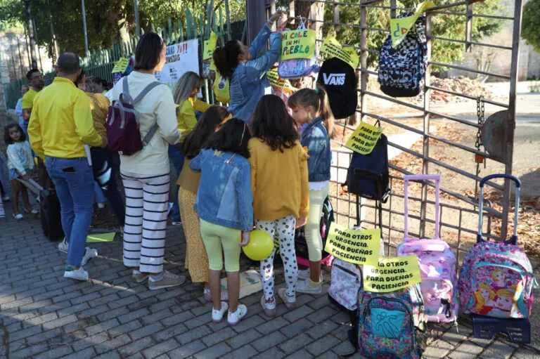 Familias y niños protestan por la construcción del nuevo colegio en Dueñas.