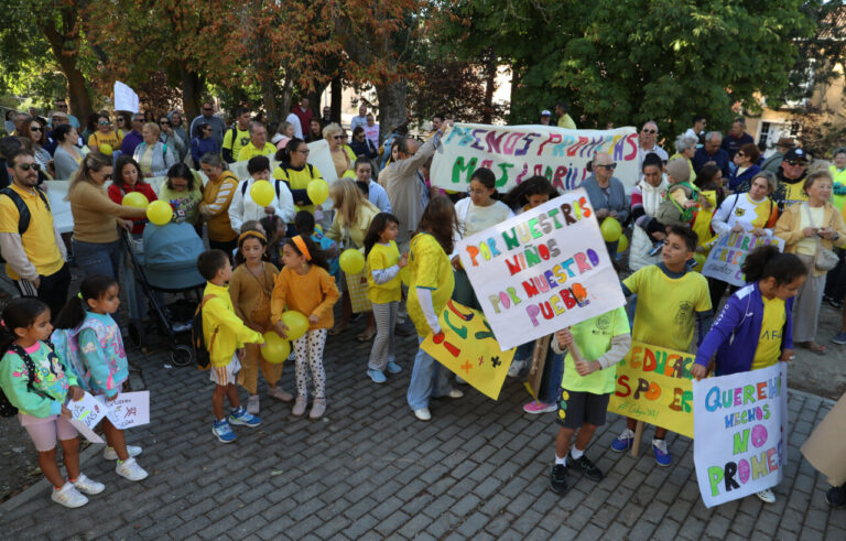 Protesta en Dueñas por la construcción de un nuevo colegio