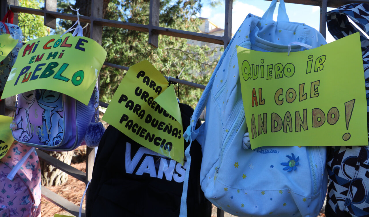 Mochilas con carteles pidiendo un colegio en Dueñas