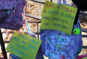 Carteles de protesta en mochilas sobre construcción de colegio en Dueñas