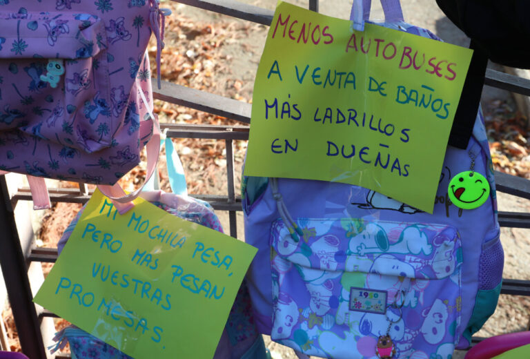Carteles de protesta en mochilas sobre construcción de colegio en Dueñas