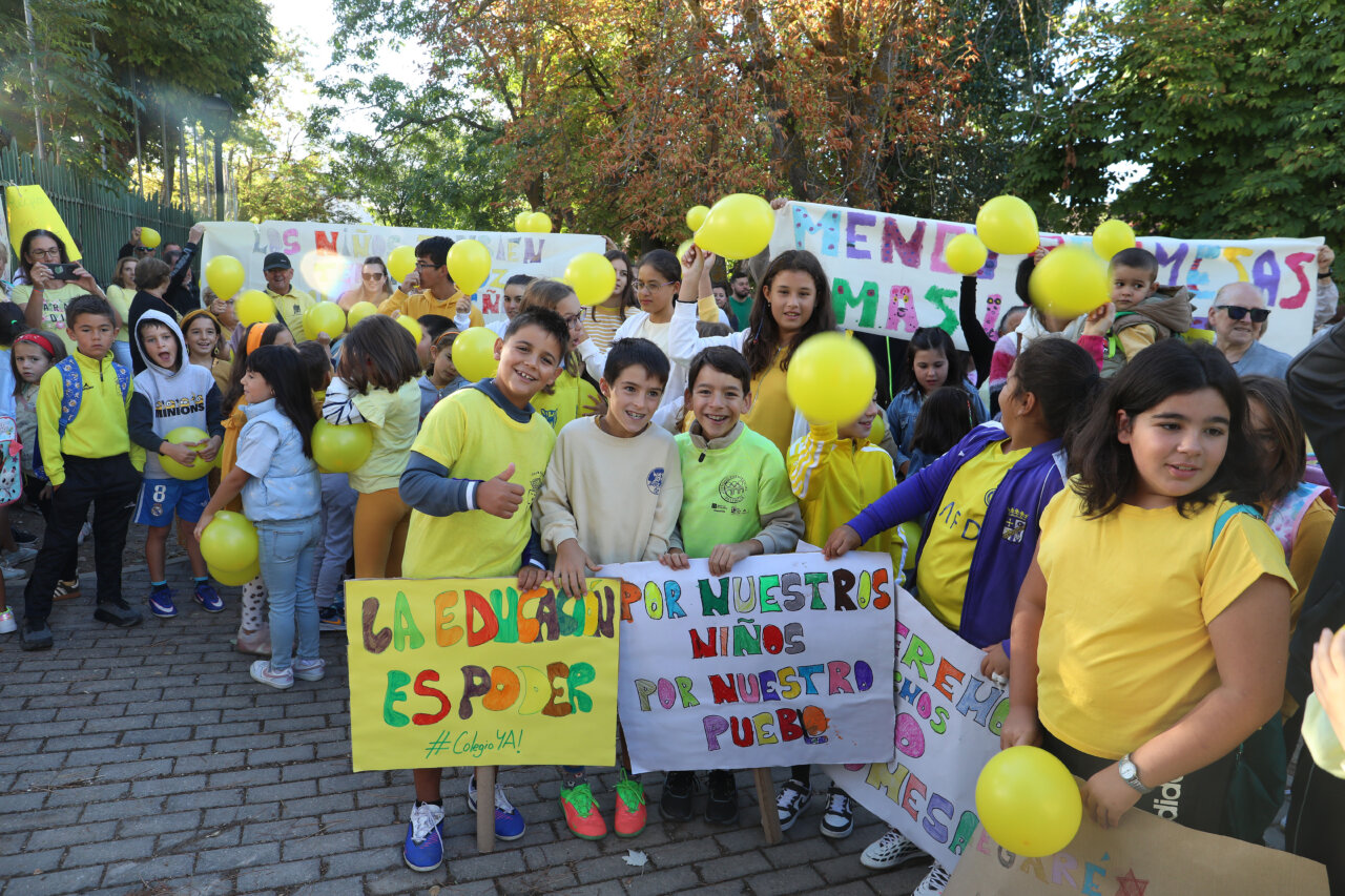 Grupo de niños y adultos en una movilización por un nuevo colegio en Dueñas