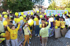 Protesta de familias y niños en Dueñas por un nuevo colegio