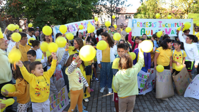Protesta de familias y niños en Dueñas por un nuevo colegio