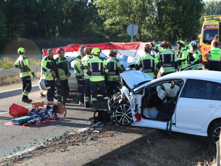 Accidente de tráfico en la CL-615 con vehículos dañados y servicios de emergencia