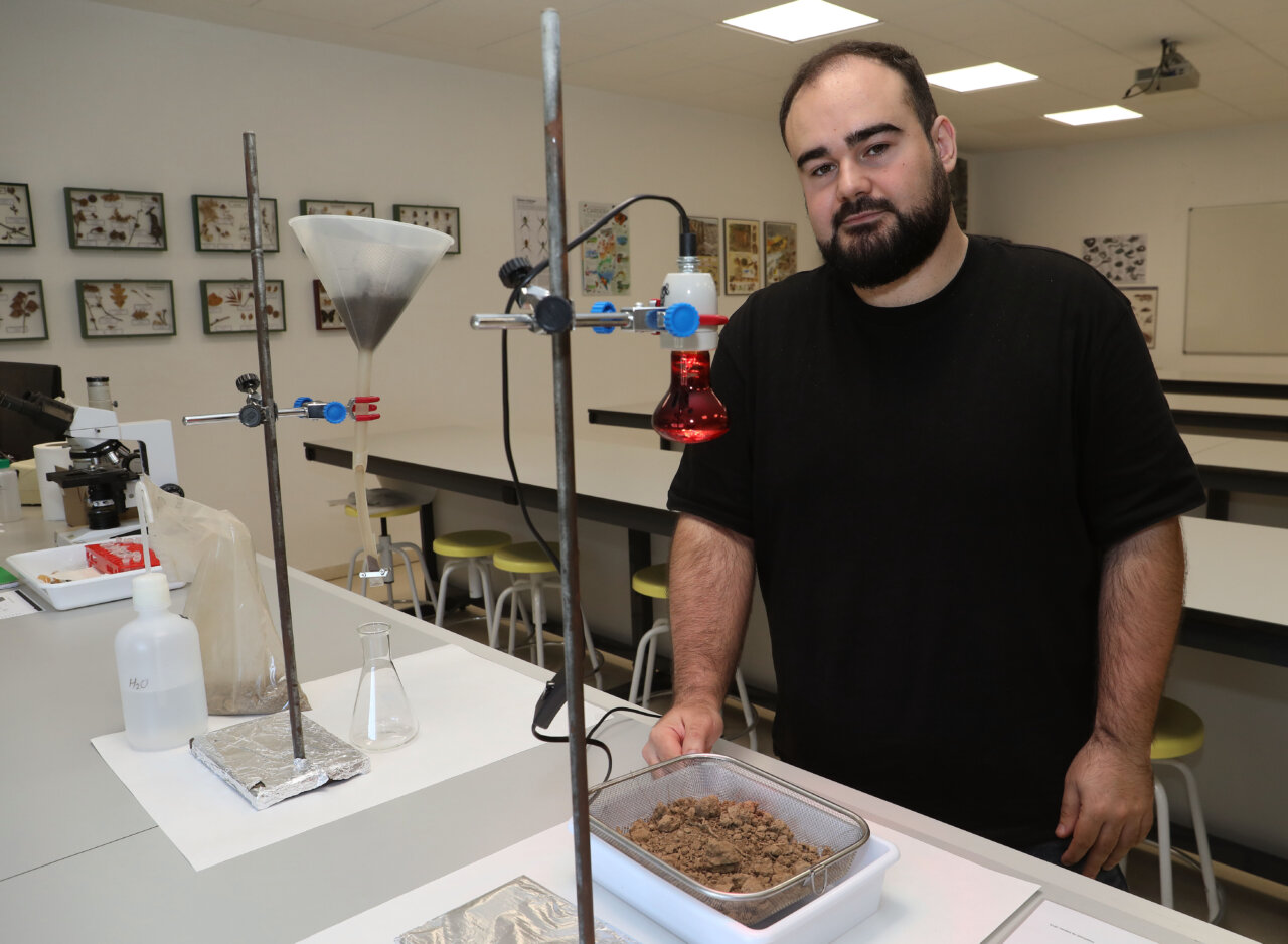 Investigador en laboratorio analizando muestras de suelo de una mina de carbón