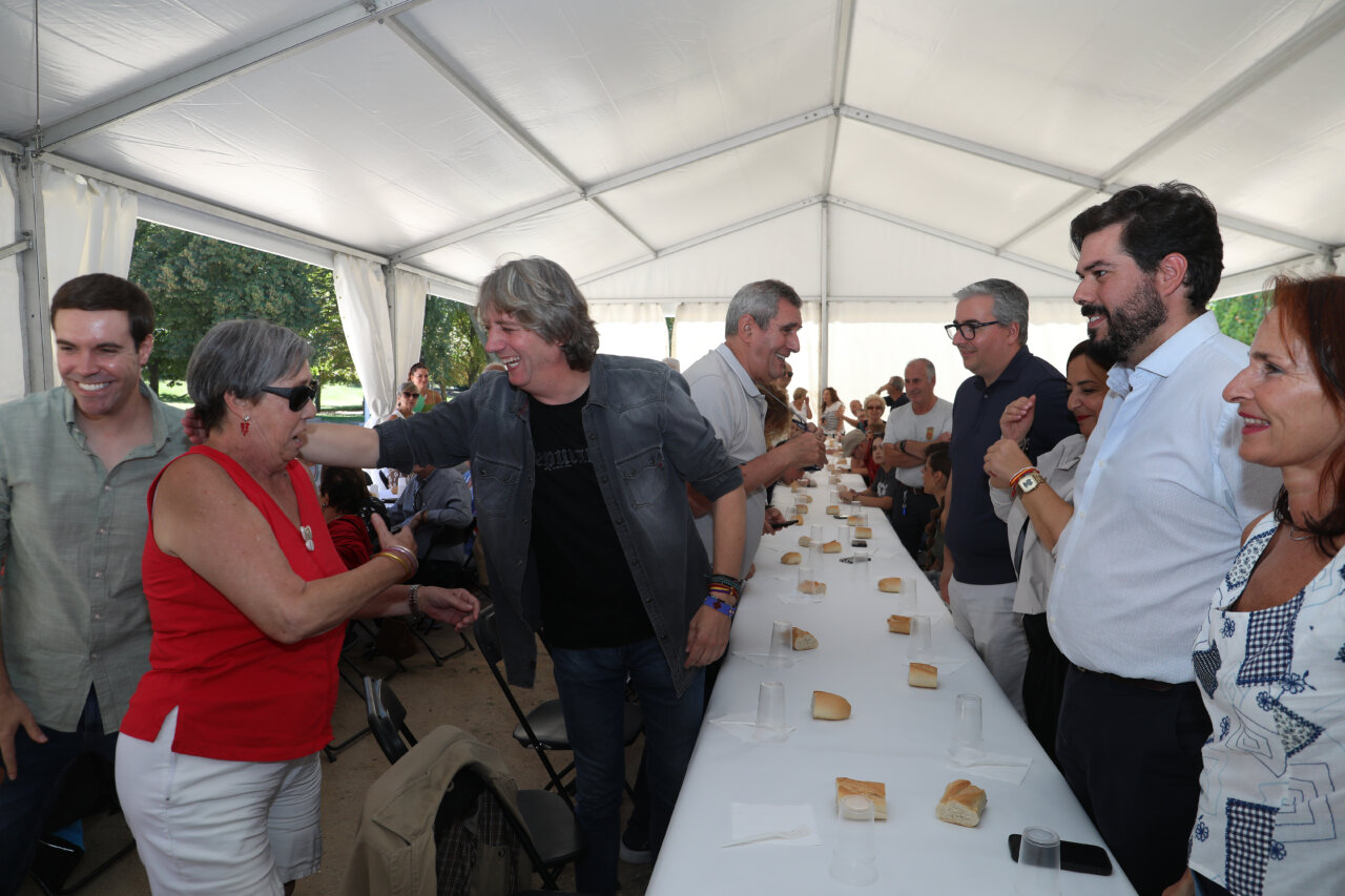 Participantes en la Fiesta de la Rosa del PSOE de Palencia interactuando en un evento