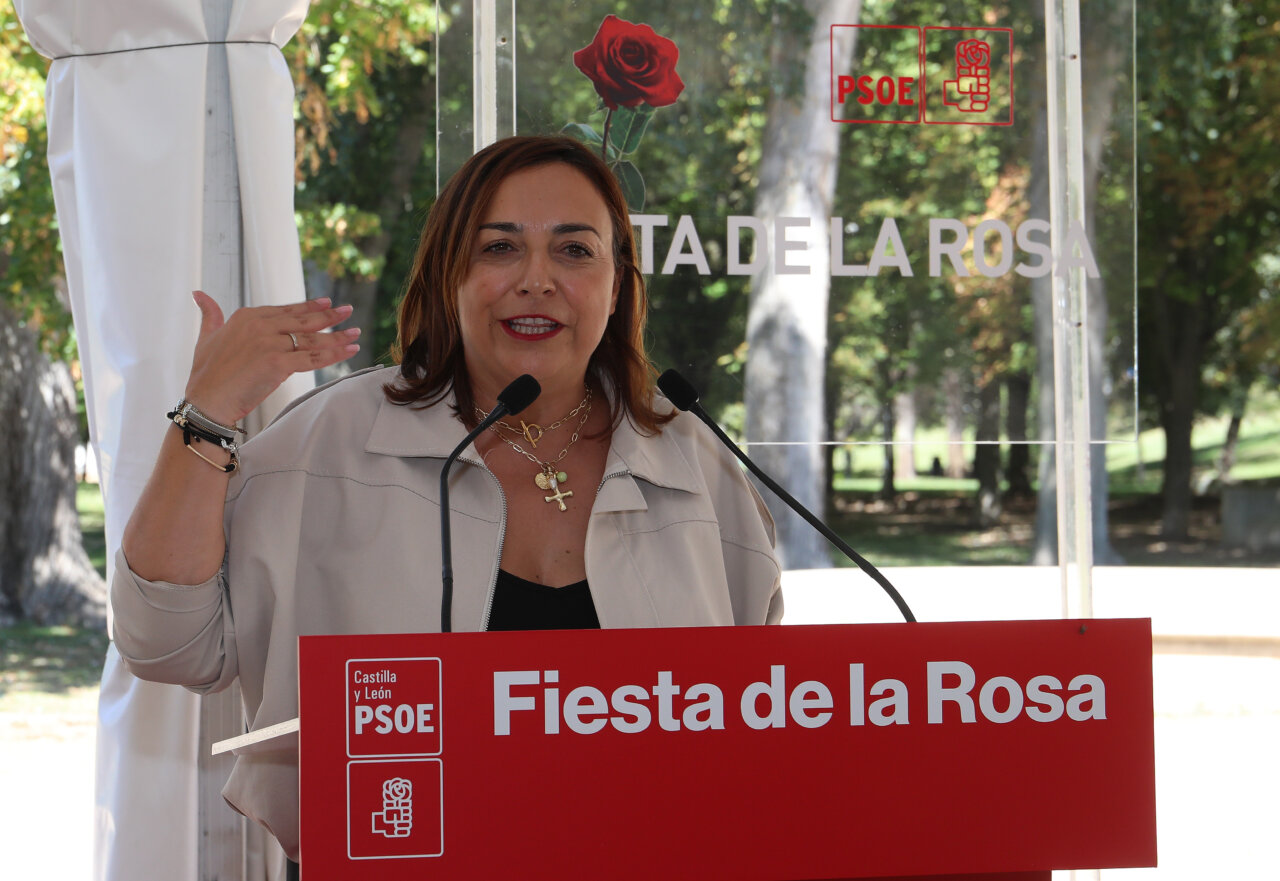 Miriam Andrés hablando en la Fiesta de la Rosa del PSOE en Palencia