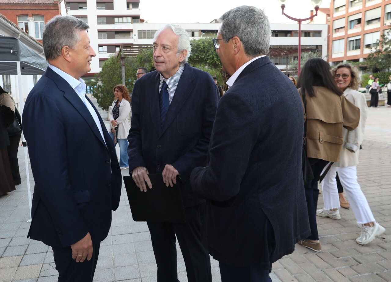 Tres hombres conversando en un evento sobre salud mental en Palencia