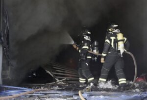 Bomberos extinguiendo un incendio en una nave de neumáticos en Zaratán