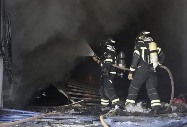 Bomberos extinguiendo un incendio en una nave de neumáticos en Zaratán