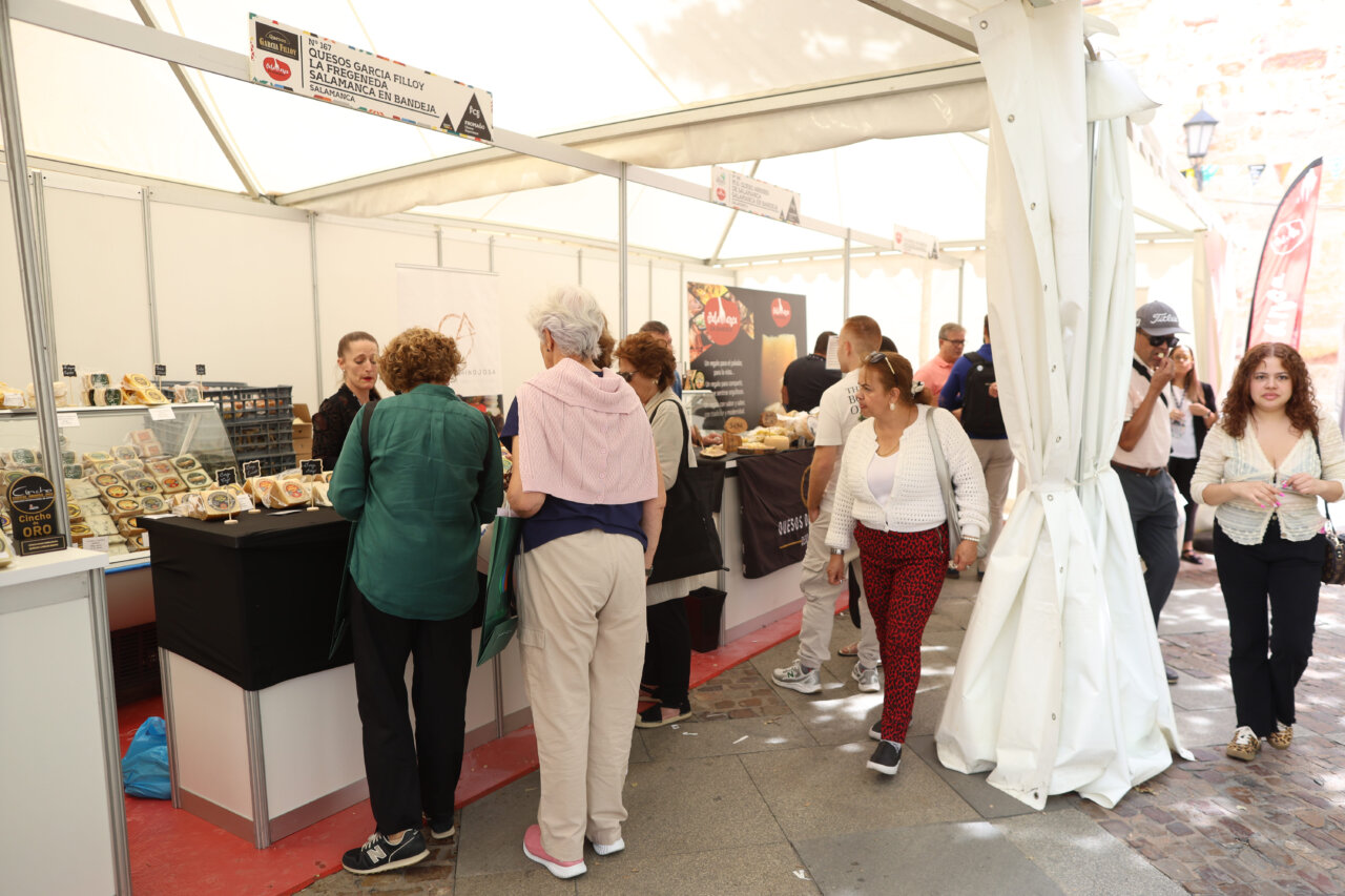 Visitantes degustando quesos en la feria de Zamora