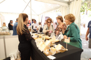 Visitantes degustando diferentes tipos de queso en la feria de Zamora