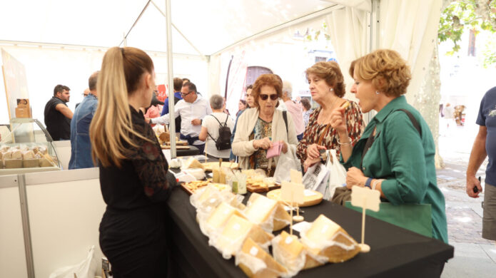 Visitantes degustando diferentes tipos de queso en la feria de Zamora