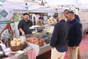 Productores de queso en la Feria Fromago interactuando con importadores