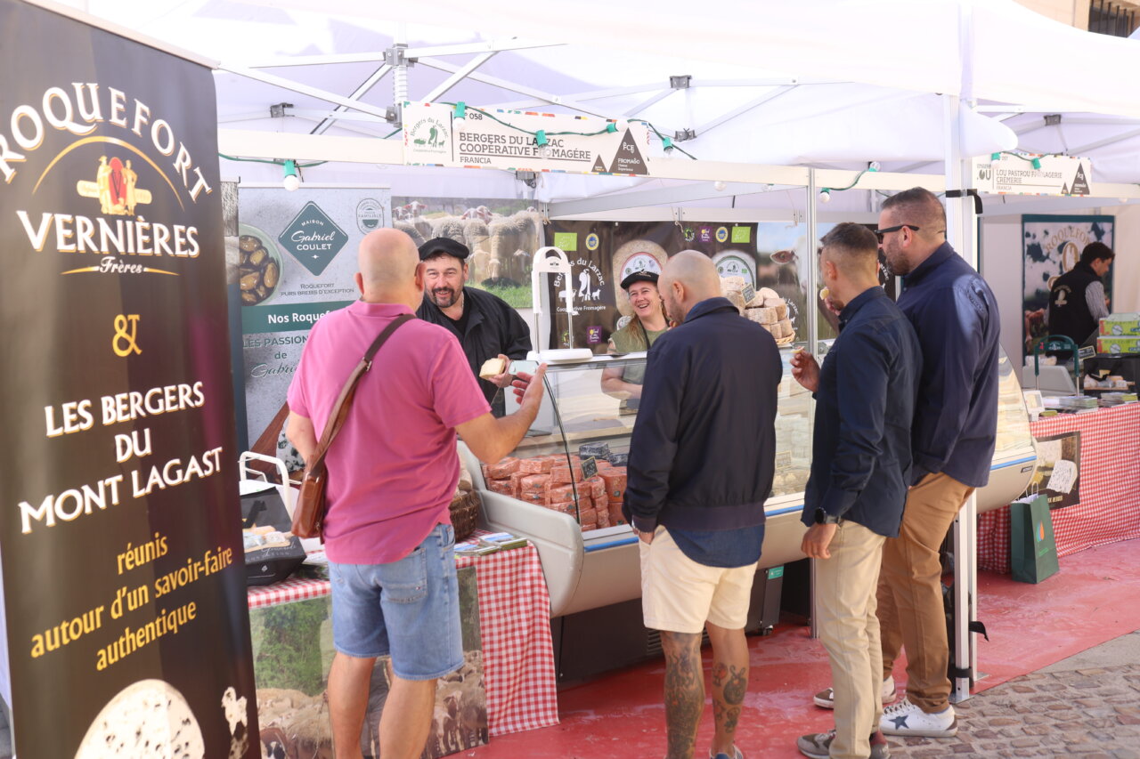 Personas interactuando en la Feria Internacional del Queso Fromago