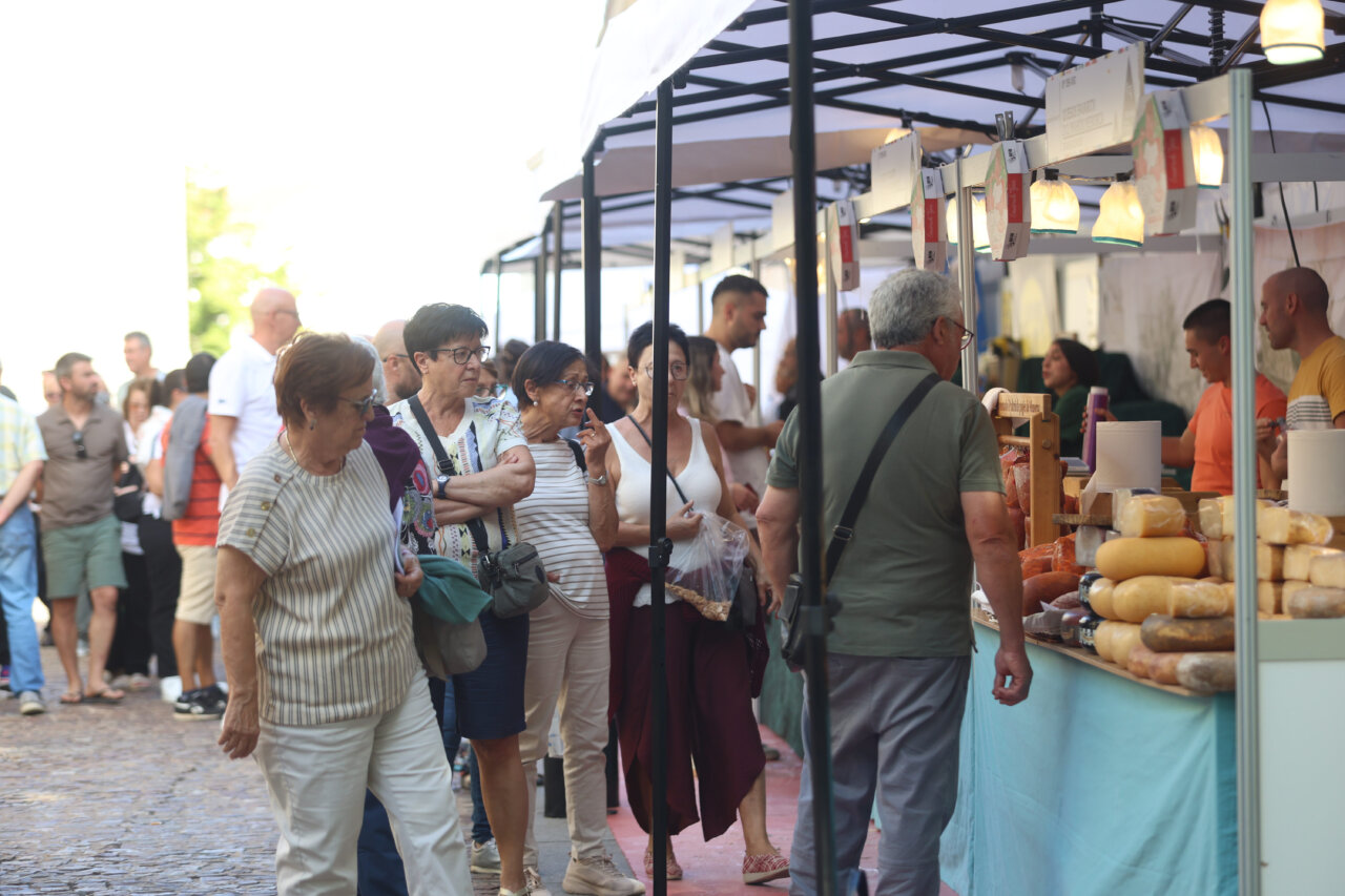 Visitantes en la III Feria Internacional del Queso Fromago observando productos