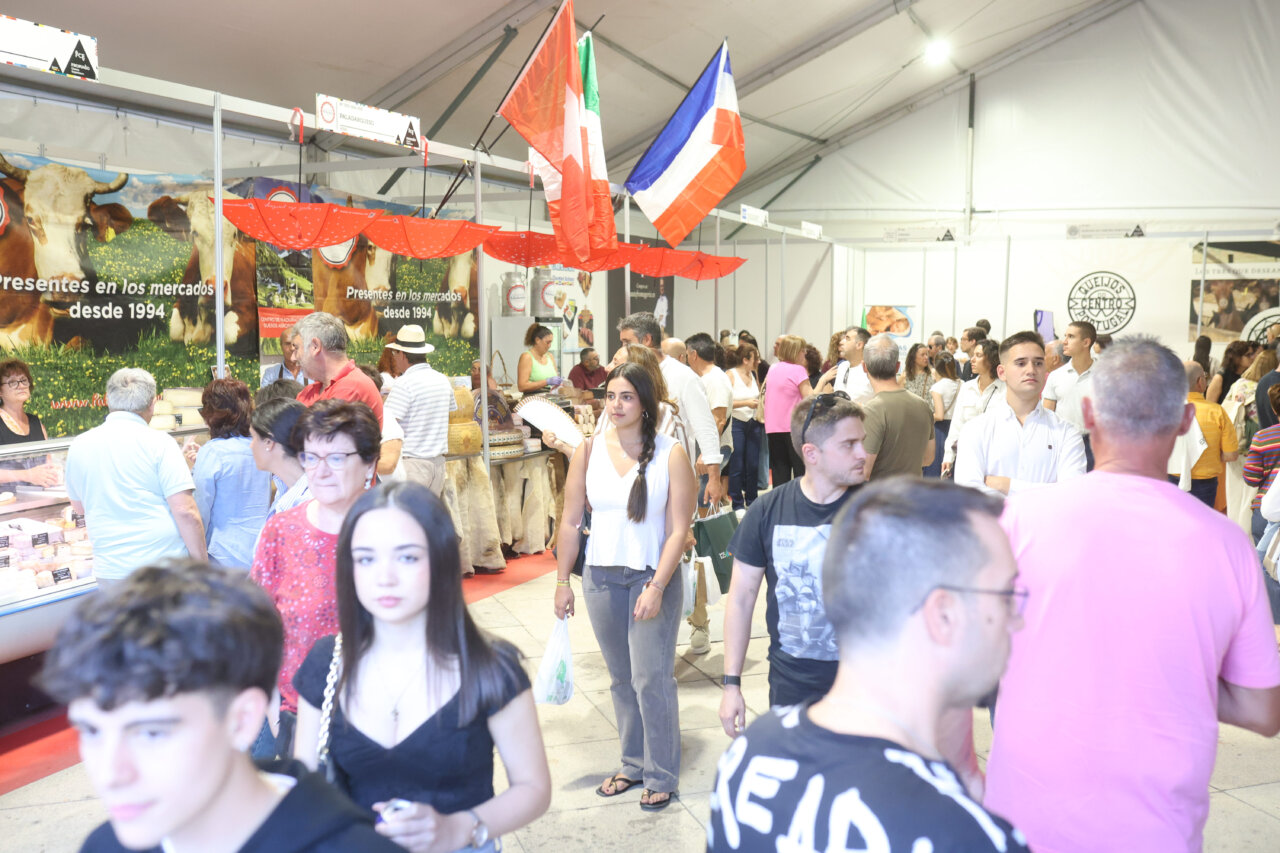 Visitantes interactuando en la Feria Internacional del Queso Fromago