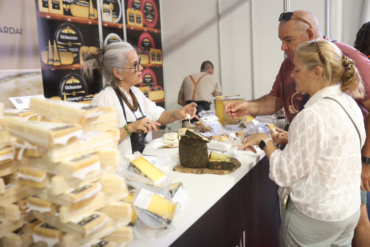 Mujer y hombres degustando quesos en la Feria Internacional del Queso Fromago.