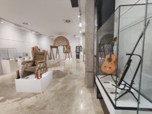 Vista de la exposición de artesanía contemporánea en la Biblioteca Pública de Palencia