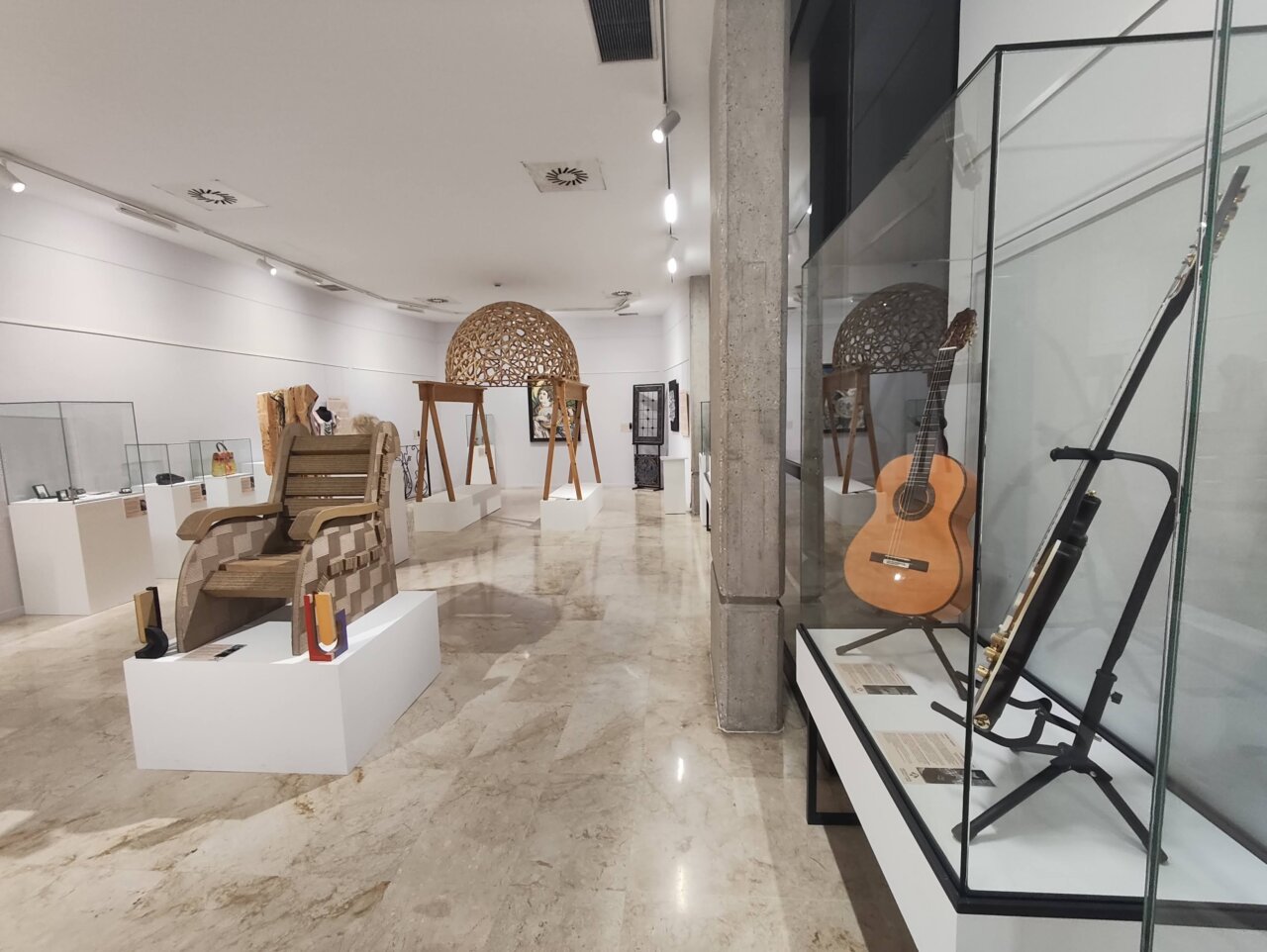 Vista de la exposición de artesanía contemporánea en la Biblioteca Pública de Palencia