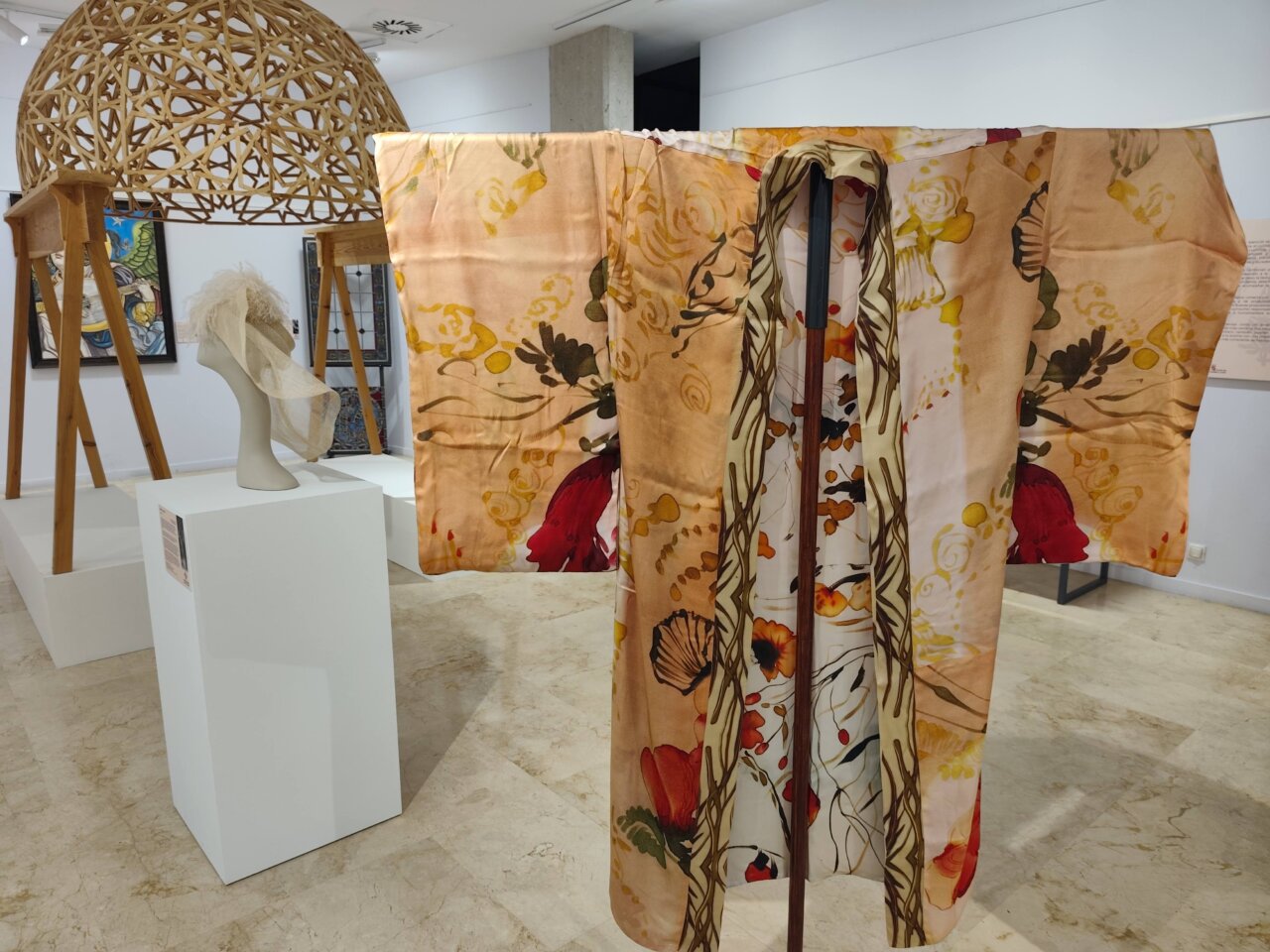 Vestido de artesanía contemporánea en exposición en Palencia