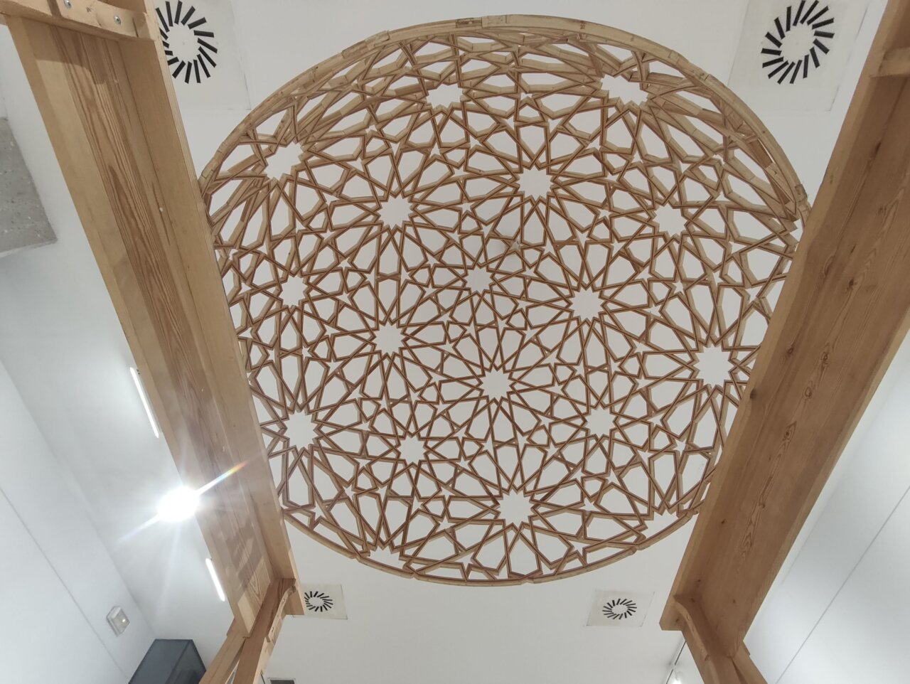 Techo decorativo de madera en la exposición de artesanía contemporánea