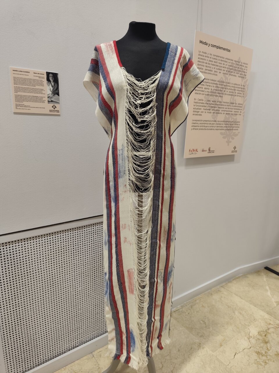 Vestido de artesanía contemporánea en exposición en Palencia
