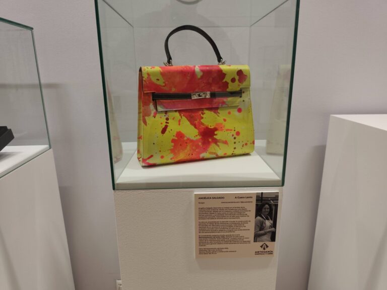Bolso colorido de artesanía contemporánea en exposición en Palencia