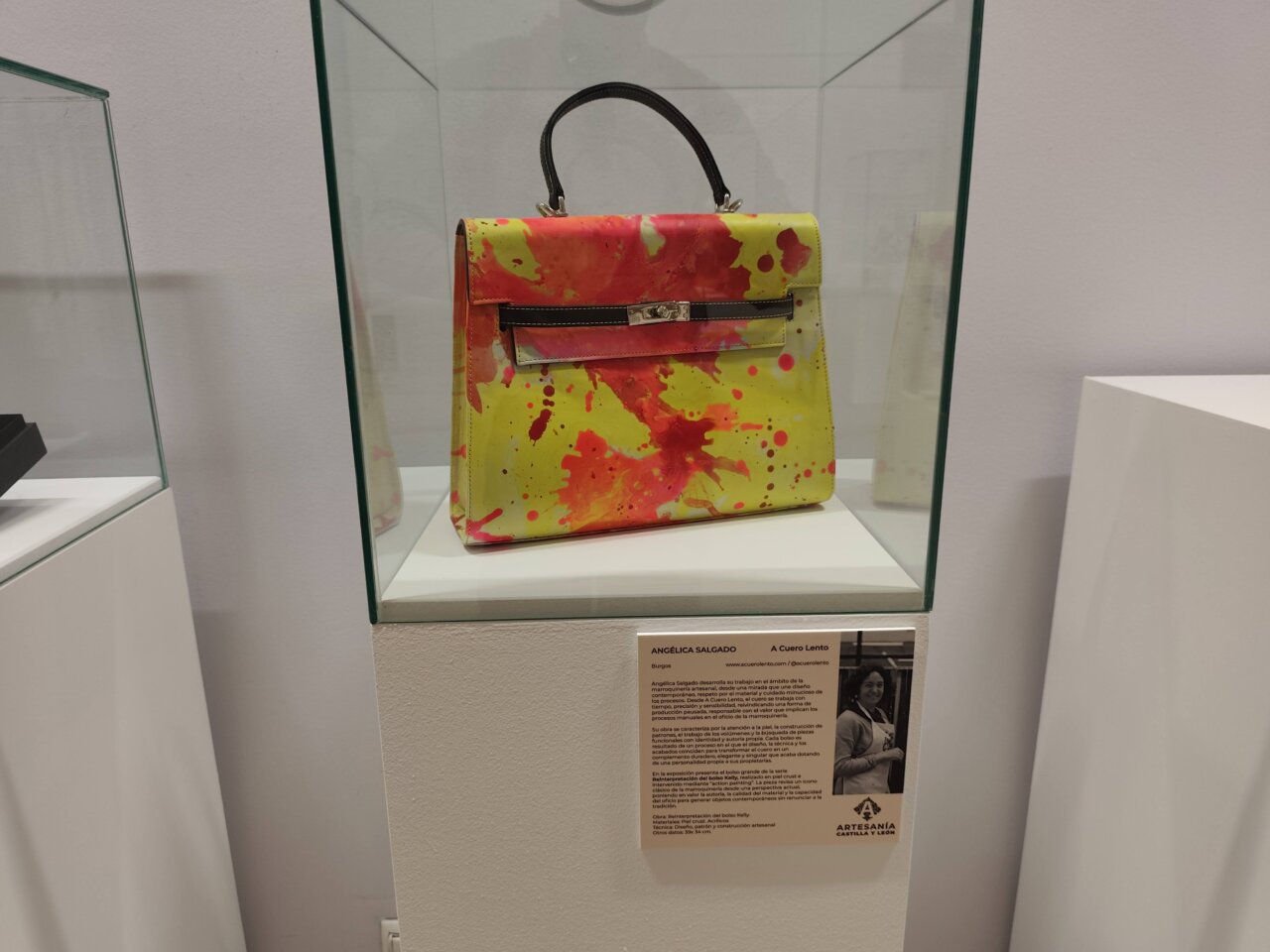 Bolso colorido de artesanía contemporánea en exposición en Palencia