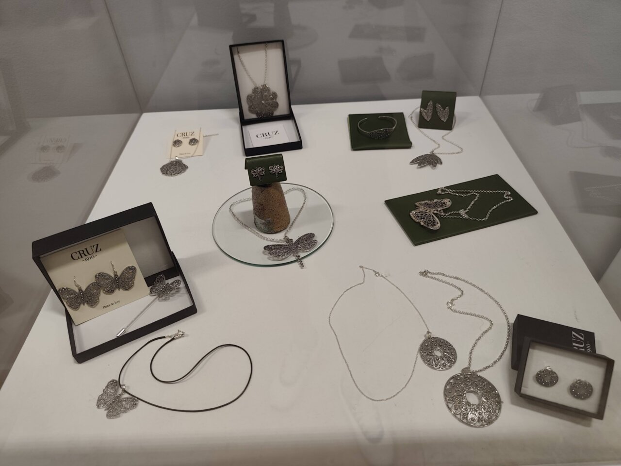 Muestra de joyería contemporánea en exposición de artesanía en Palencia