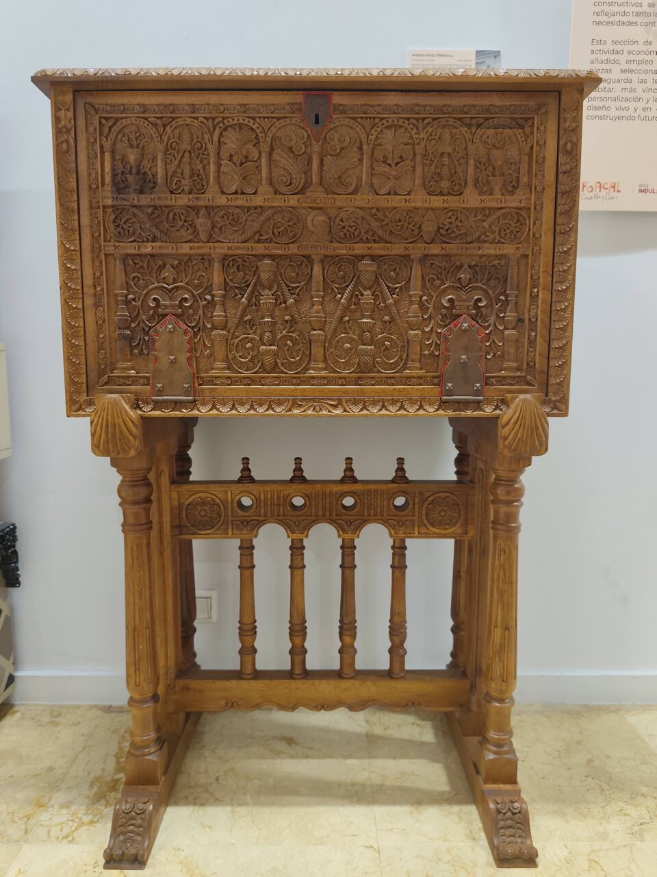 Mueble tallado en madera expuesto en la Biblioteca Pública de Palencia
