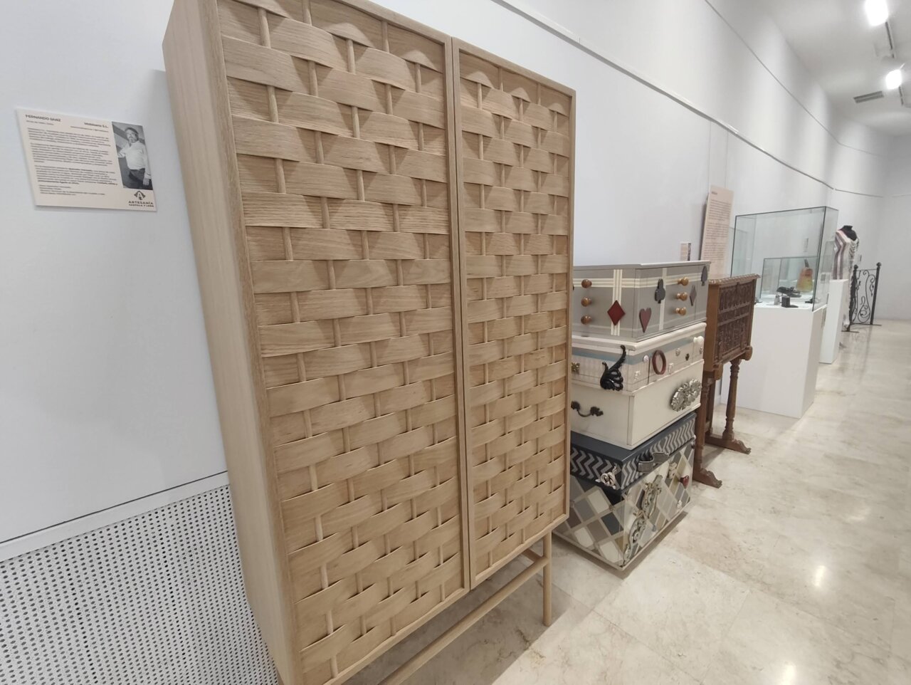 Muebles de artesanía contemporánea en la Biblioteca Pública de Palencia