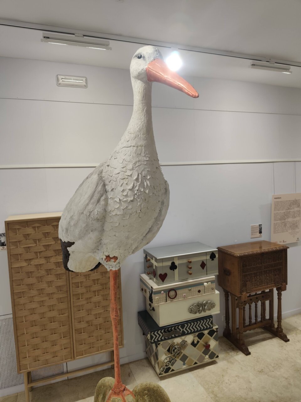 Escultura de una cigüeña en la exposición de artesanía contemporánea