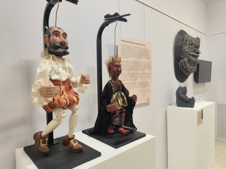 Marionetas de la exposición de artesanía contemporánea en Palencia
