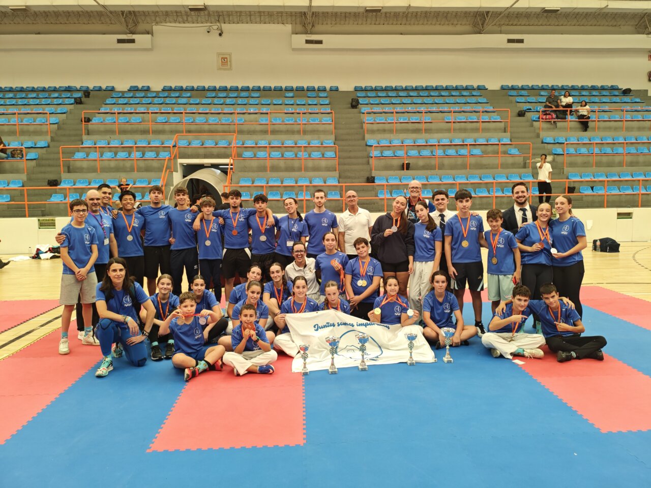 Grupo de karatecas con medallas en el Polideportivo La Alamedilla