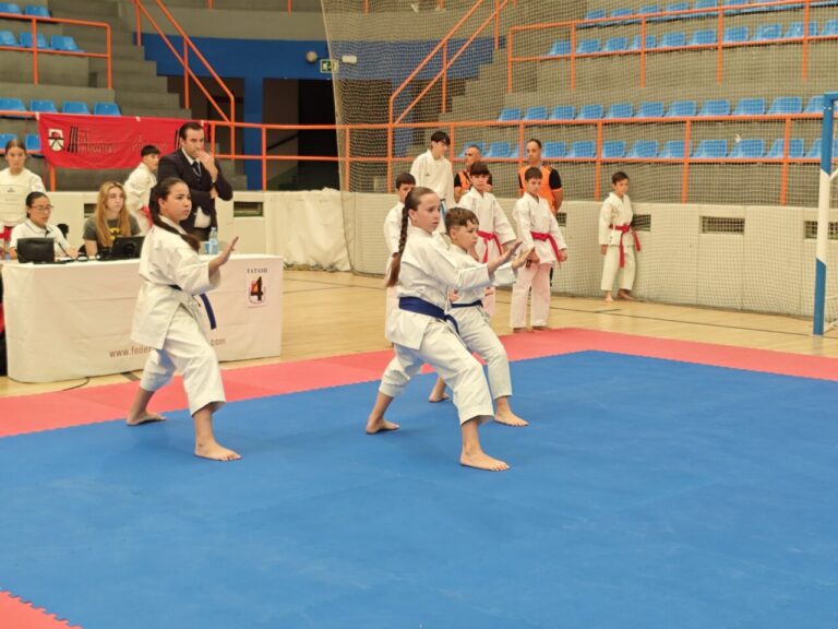 Competidores en una competición de karate en Salamanca