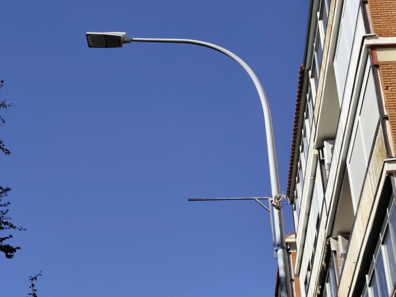 Farola en Palencia preparándose para la Navidad