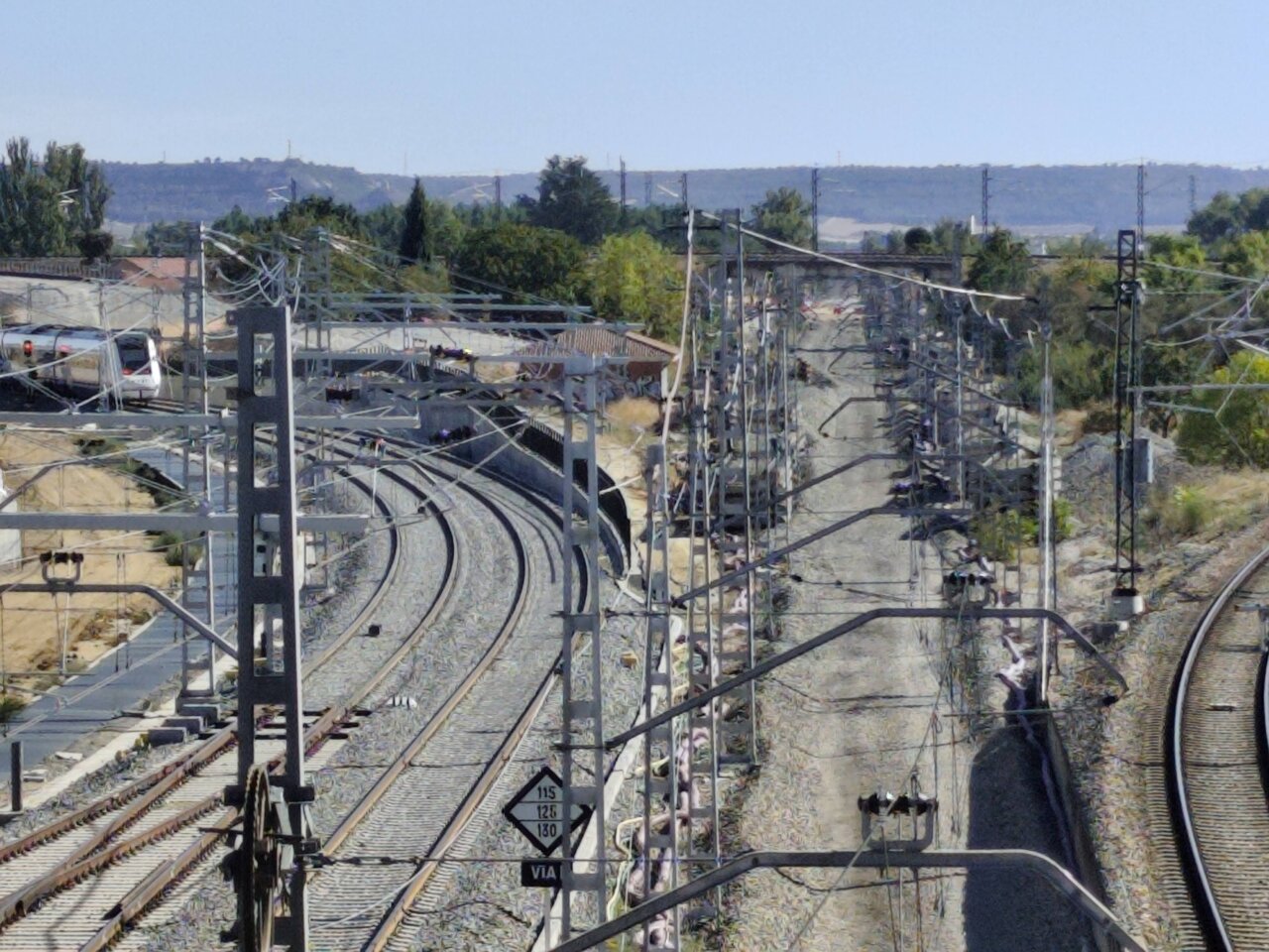 Vista de la antigua vía ferroviaria en Palencia con estructuras metálicas