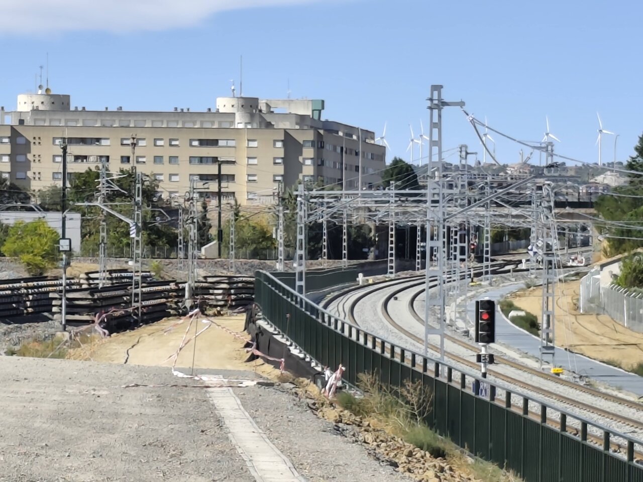 Vista de la antigua vía ferroviaria en Palencia con estructuras metálicas