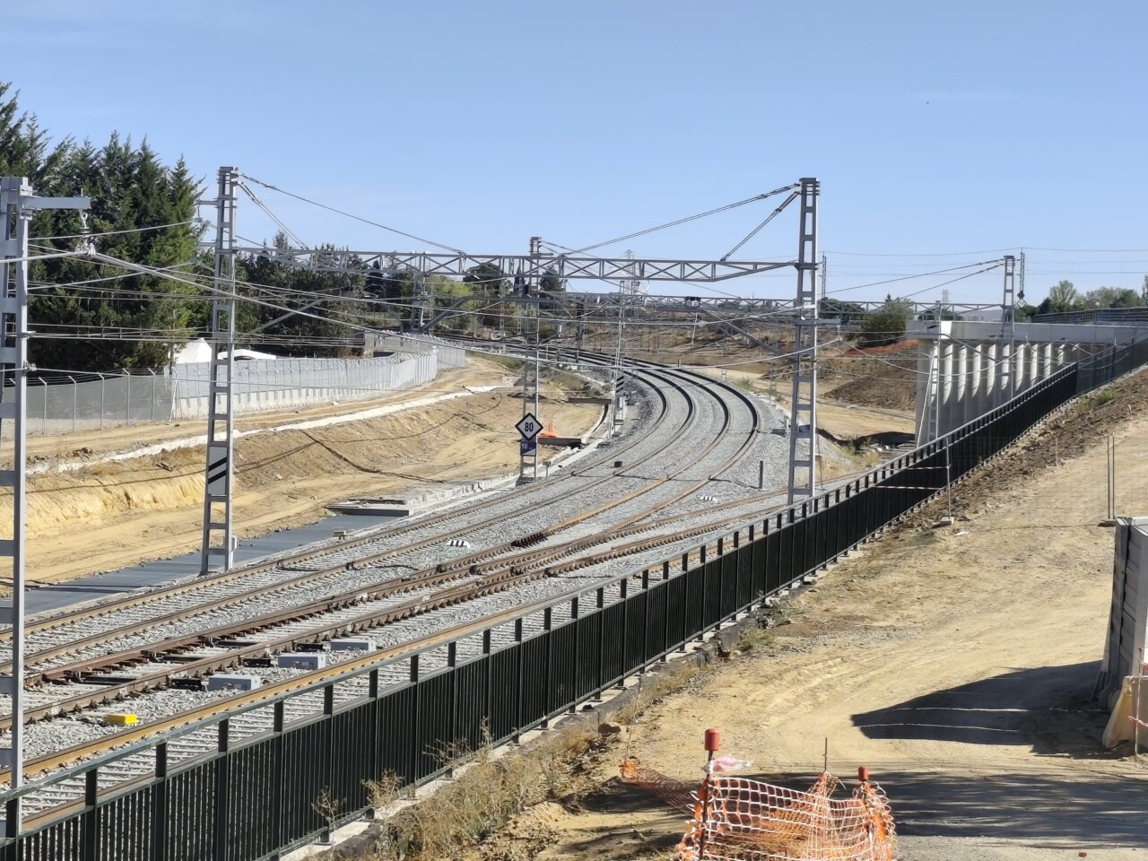 Vista de la vía fantasma en el sur de Palencia con estructuras metálicas.