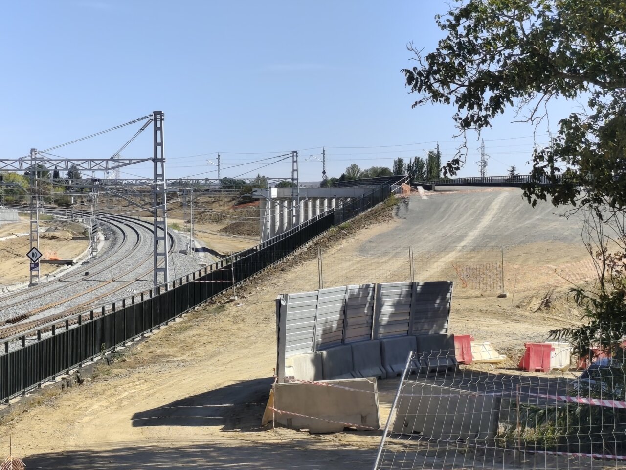 Vista del antiguo trazado ferroviario en Palencia con obras en curso