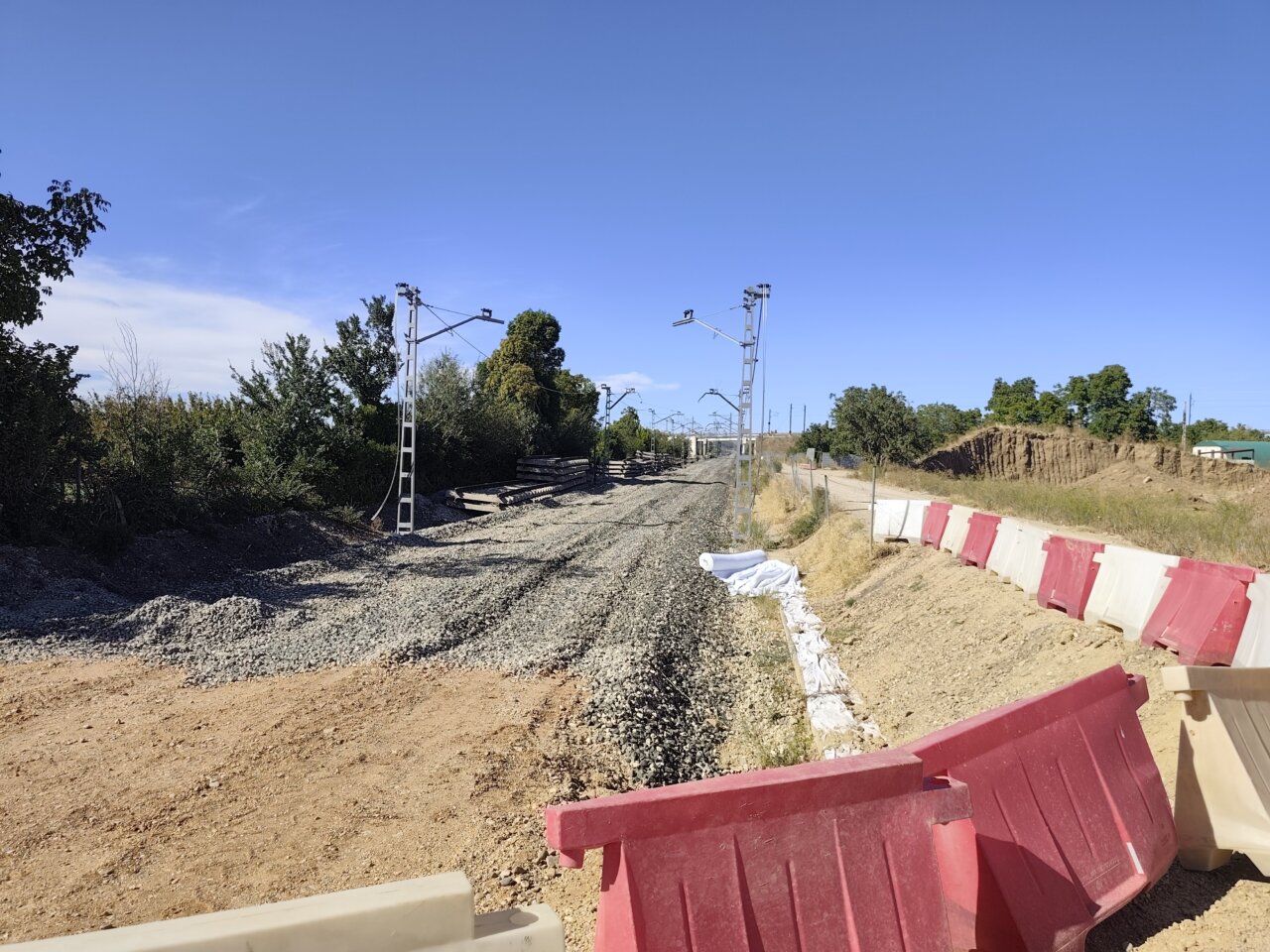 Vista de una vía ferroviaria desmantelada en Palencia con obras en curso.
