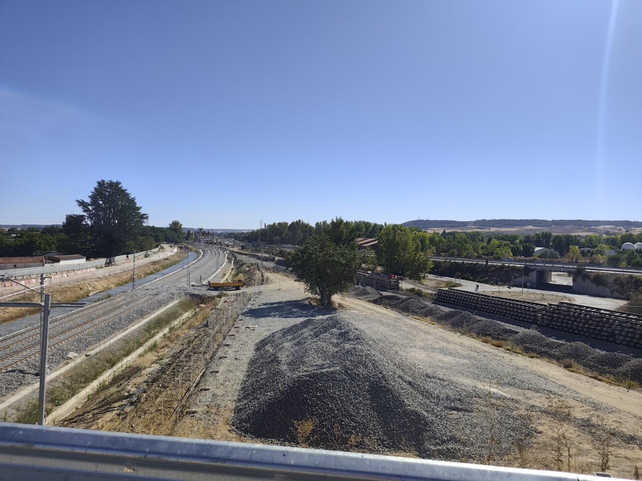 Vista del antiguo trazado ferroviario en Palencia con materiales de construcción