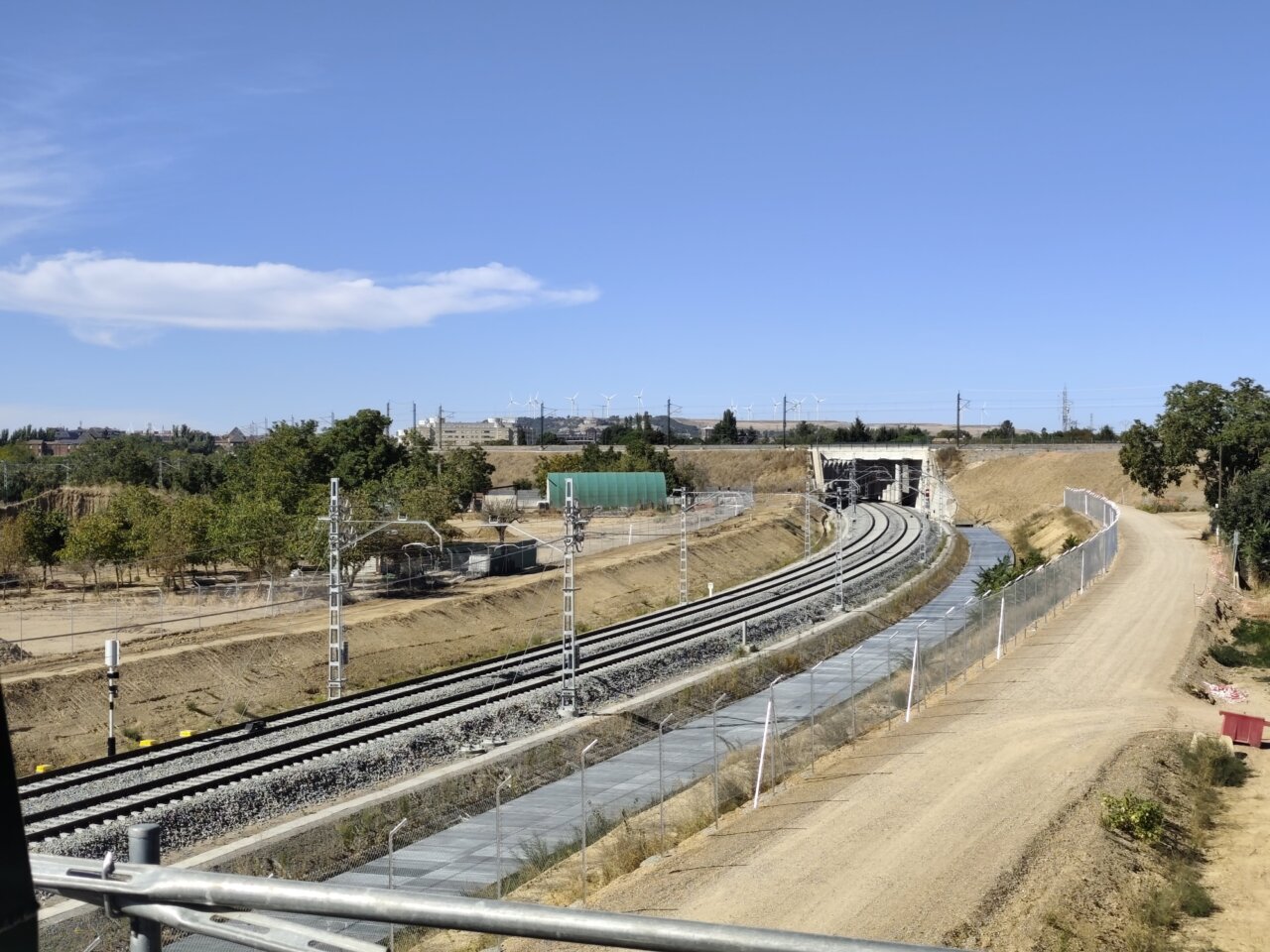 Vista de la antigua vía ferroviaria en Palencia con obras en curso