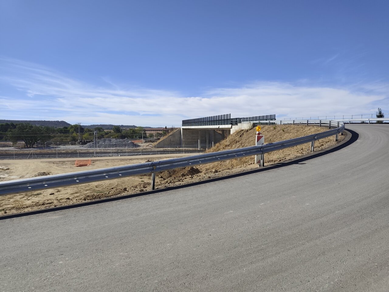 Vista de la vía fantasma en el sur de Palencia con obras en curso