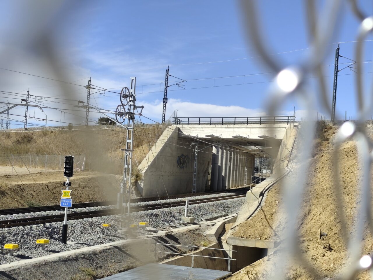 Vista de la vía fantasma y obras del acceso ferroviario en Palencia